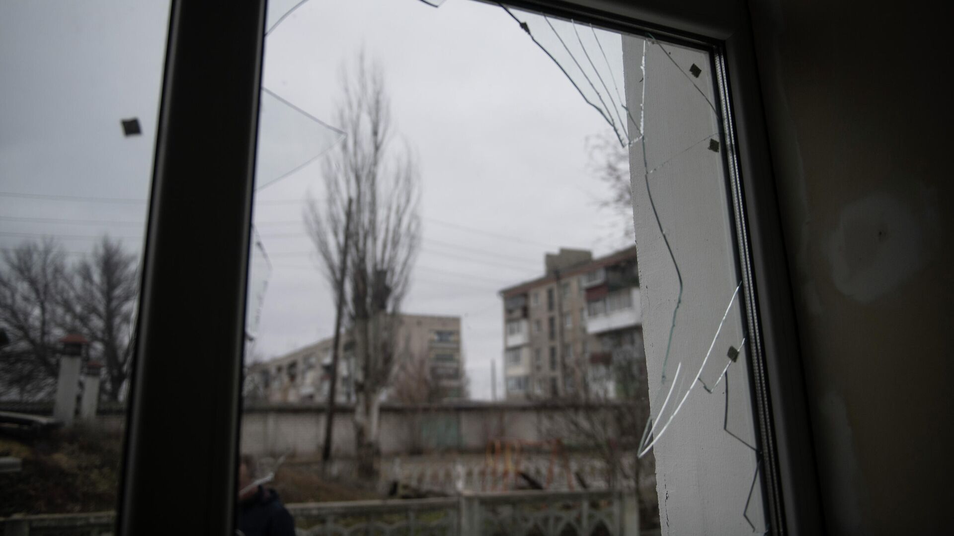 Разбитое окно в детском саду в станице Луганской, пострадавшем в результате обстрела - РИА Новости, 1920, 02.03.2022