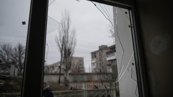 Разбитое окно в доме в Луганской народной республике, пострадавшем в результате обстрела