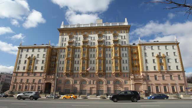 Здание посольства Соединенных Штатов Америки в РФ на Новинском бульваре в Москве