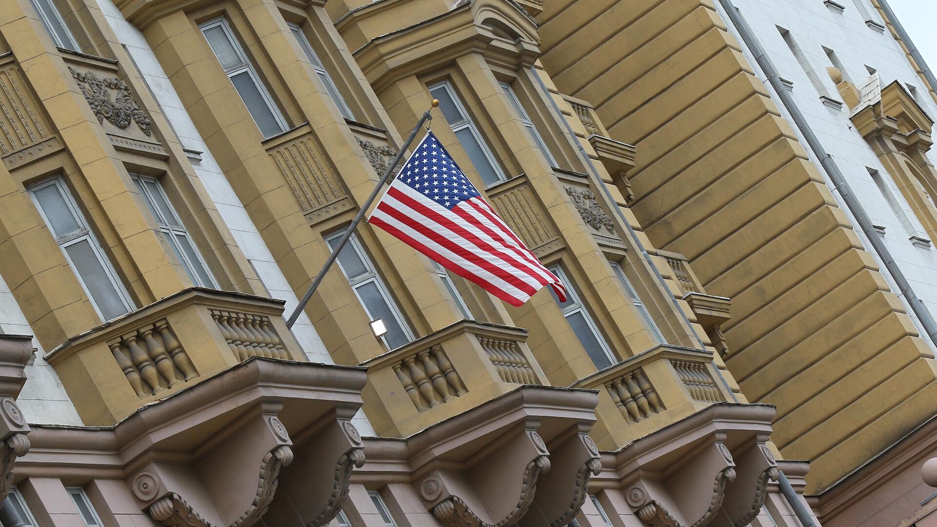 Государственный флаг США на здании посольства Соединенных Штатов Америки в РФ на Новинском бульваре в Москве - РИА Новости, 1920, 26.04.2022