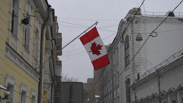 Государственный флаг Канады на фасаде здания посольства Канады в Староконюшенном переулке в Москве. Архивное фото