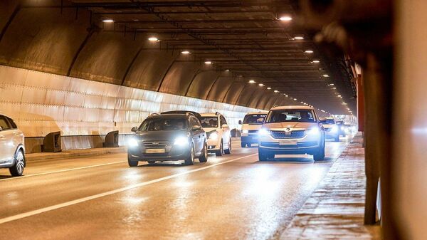 Автомобили в Новокутузовском тоннеле в Москве