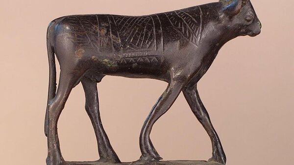 Статуэтка — бог Апис в образе быка