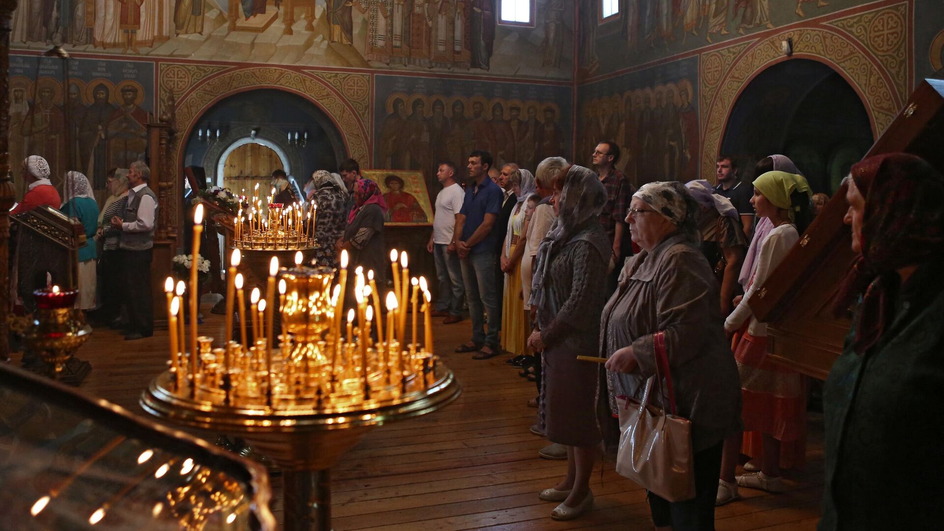 Прихожане во время службы в Храме Донской иконы Божьей Матери на территории Свято-Троицкого Холковского мужского монастыря в Белгородской области - РИА Новости, 1920, 09.01.2023