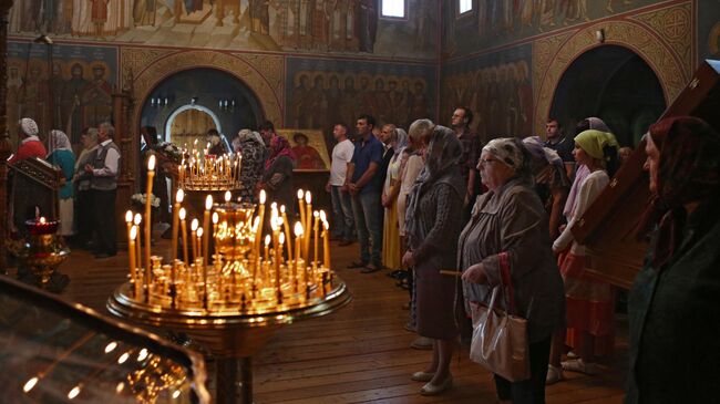 Прихожане во время службы в Храме Донской иконы Божьей Матери на территории Свято-Троицкого Холковского мужского монастыря в Белгородской области