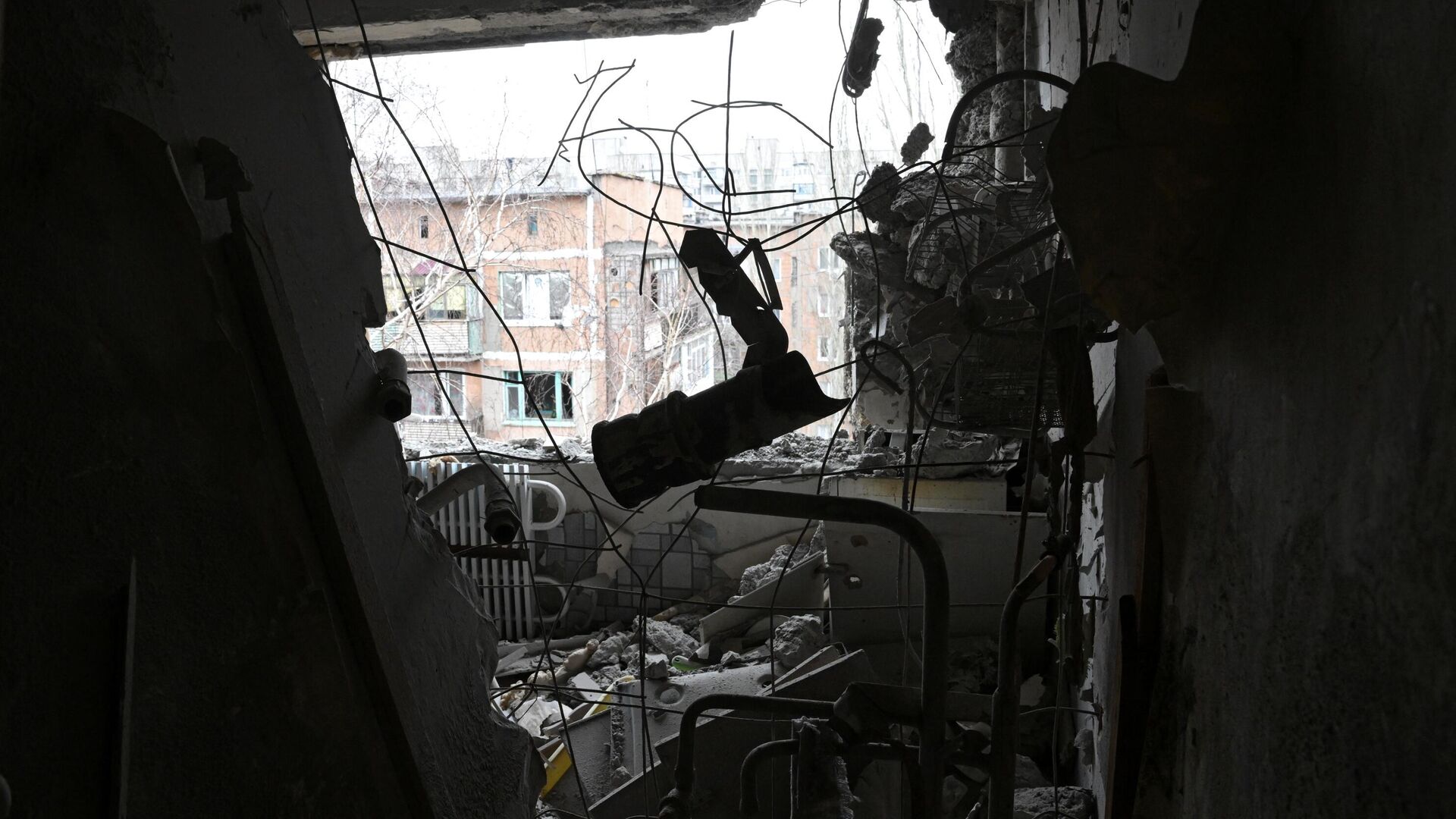 Квартира, пострадавшая в результате прямого попадания снаряда в жилой дом в Горловке - РИА Новости, 1920, 12.12.2023