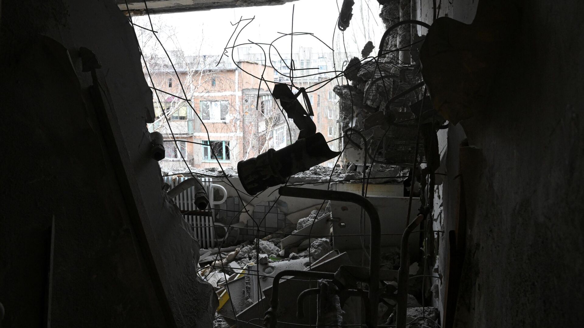 Квартира, пострадавшая в результате прямого попадания снаряда в жилой дом в Горловке - РИА Новости, 1920, 02.03.2022
