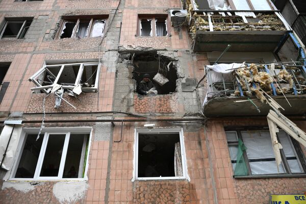 Жилой дом в Горловке, пострадавший в результате попадания снаряда