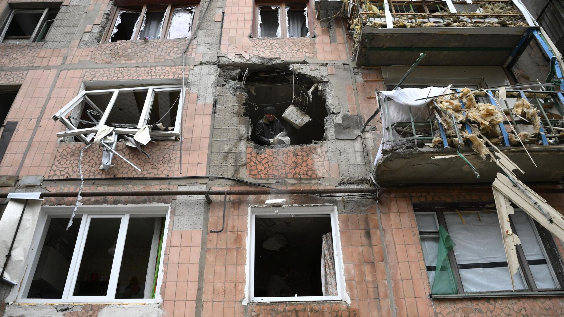 Жилой дом в Горловке, пострадавший в результате попадания снаряда - РИА Новости, 1920, 09.07.2022