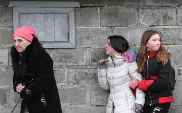 Жители города прячутся от обстрела на улице Парковская в Донецке