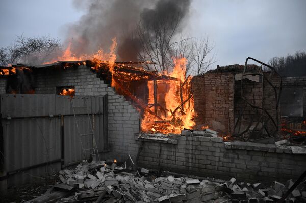 Пожар в жилом доме в Киевском районе Донецка, разрушенном в результате обстрела