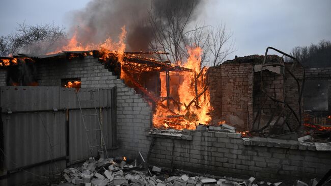 Пожар в жилом доме в Киевском районе Донецка, разрушенном в результате обстрела