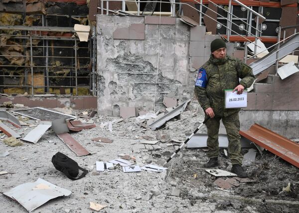 Представитель Совместного центра контроля и координации режима прекращения огня ДНР фиксирует последствия обстрелов в Донецке