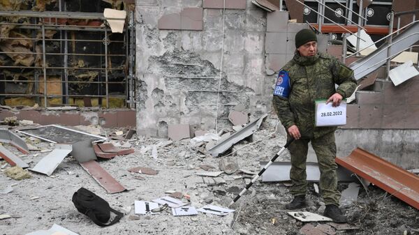 Представитель Совместного центра контроля и координации режима прекращения огня ДНР фиксирует последствия обстрелов в Донецке