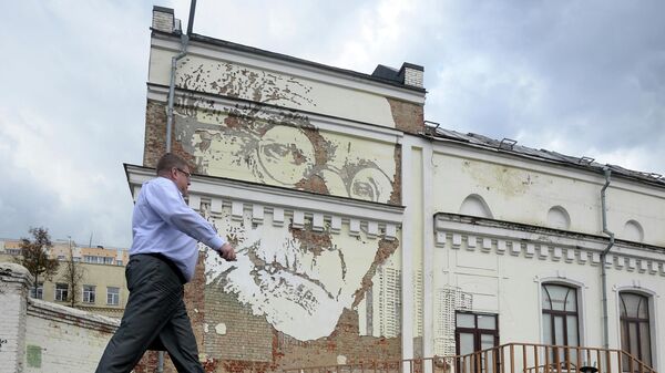 Портрет немецкого писателя Германа Гессе работы португальского художника Александра Фарто на стене дома на Саввинской набережной в Москве