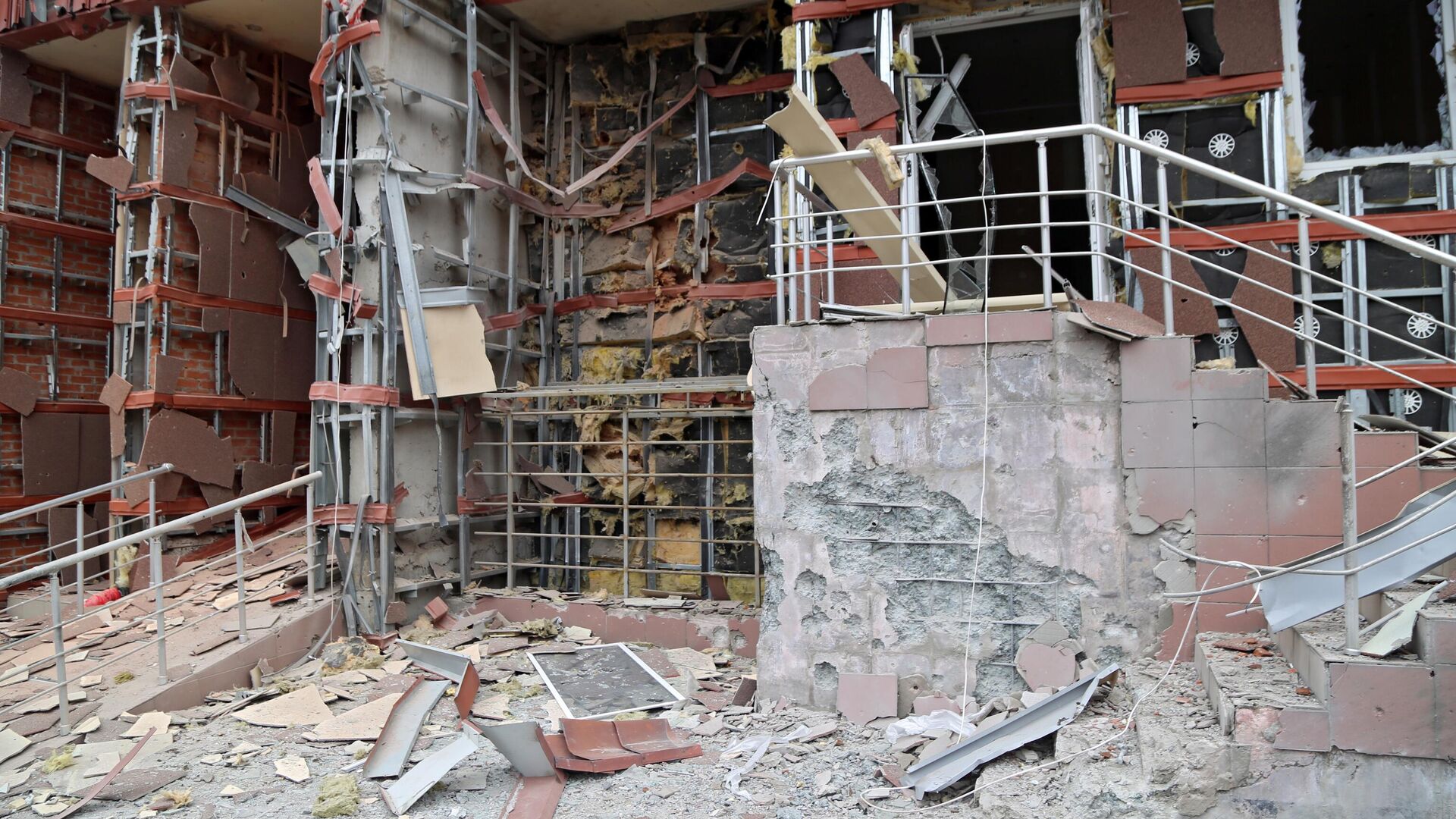 Многоэтажный жилой дом в Донецке, поврежденный в результате обстрела - РИА Новости, 1920, 01.03.2022