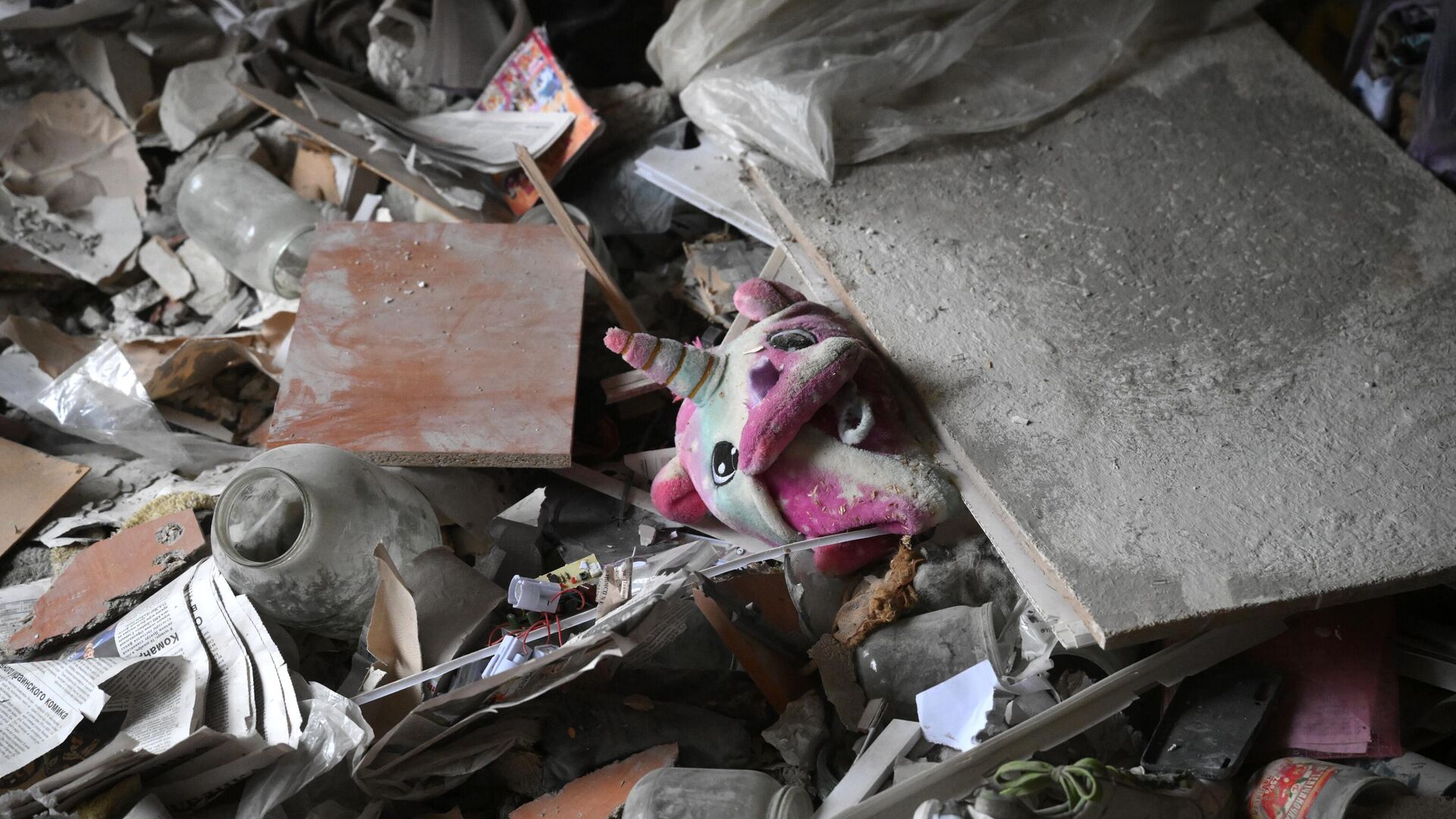 Мягкая игрушка в квартире, разрушенной в результате прямого попадания снаряда в жилой дом в Горловке - РИА Новости, 1920, 14.08.2022