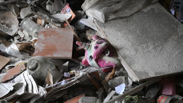 Мягкая игрушка в квартире, разрушенной в результате прямого попадания снаряда ВСУ в жилой дом