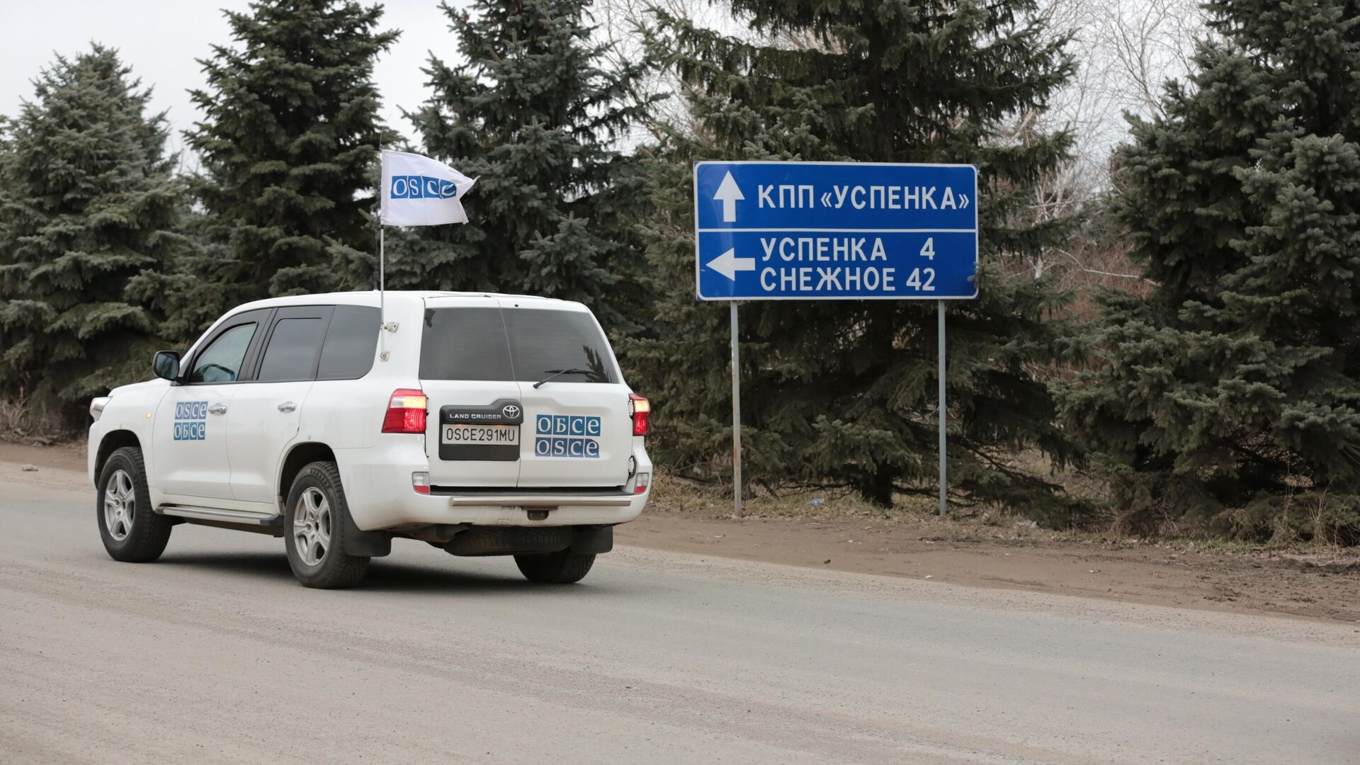 Автомобиль специальной мониторинговой миссии ОБСЕ покидает территорию Донецкой народной республики - РИА Новости, 1920, 08.04.2022