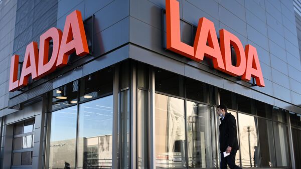 Вывеска российского производителя автомобилей Lada в автосалоне
