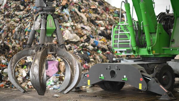Перегружатель мусора на мусороперерабатывающем заводе