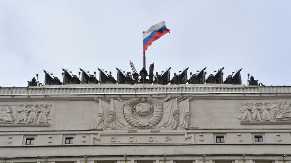Государственный флаг России на здании Министерства обороны РФ в Москве