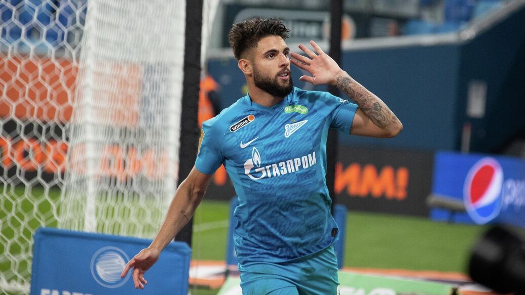 Экс-футболист "Зенита" едва не сломал ногу о свиную голову во время матча