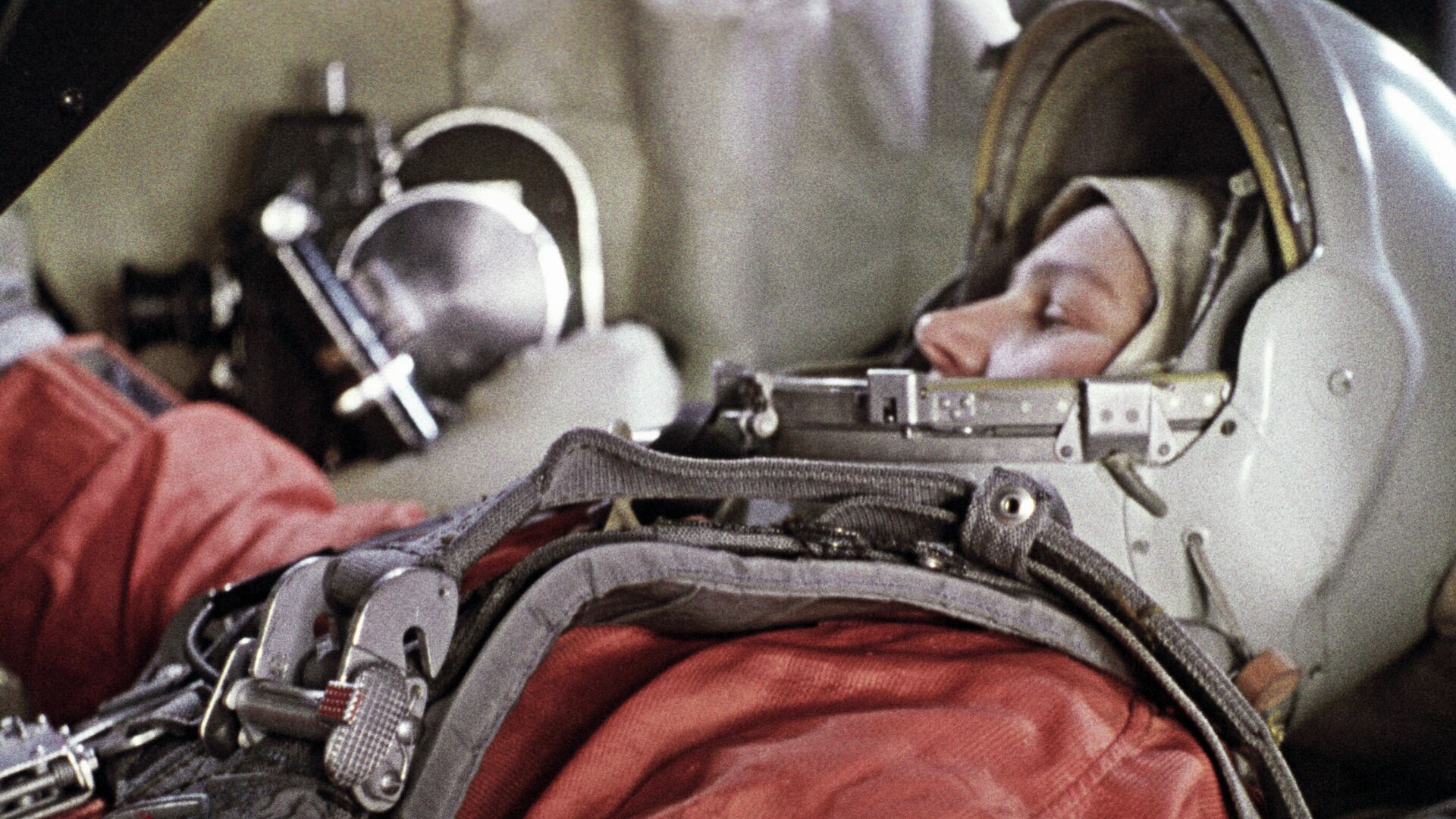 Первая в мире женщина-космонавт в тренажере космического корабля Восток - РИА Новости, 1920, 22.06.2022