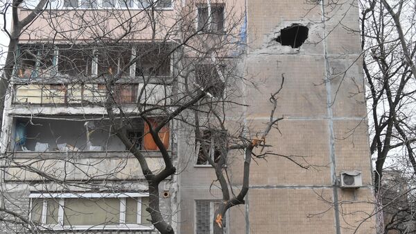 Жилой дом в  Донецке, поврежденный в результате обстрела ВСУ