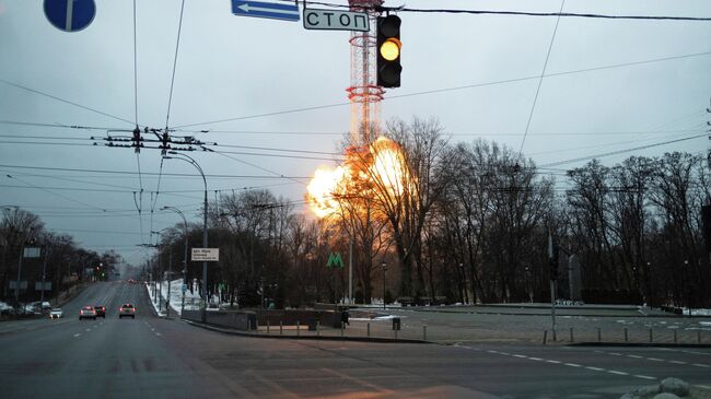 Огонь от взрыва в районе телевышки в Киеве