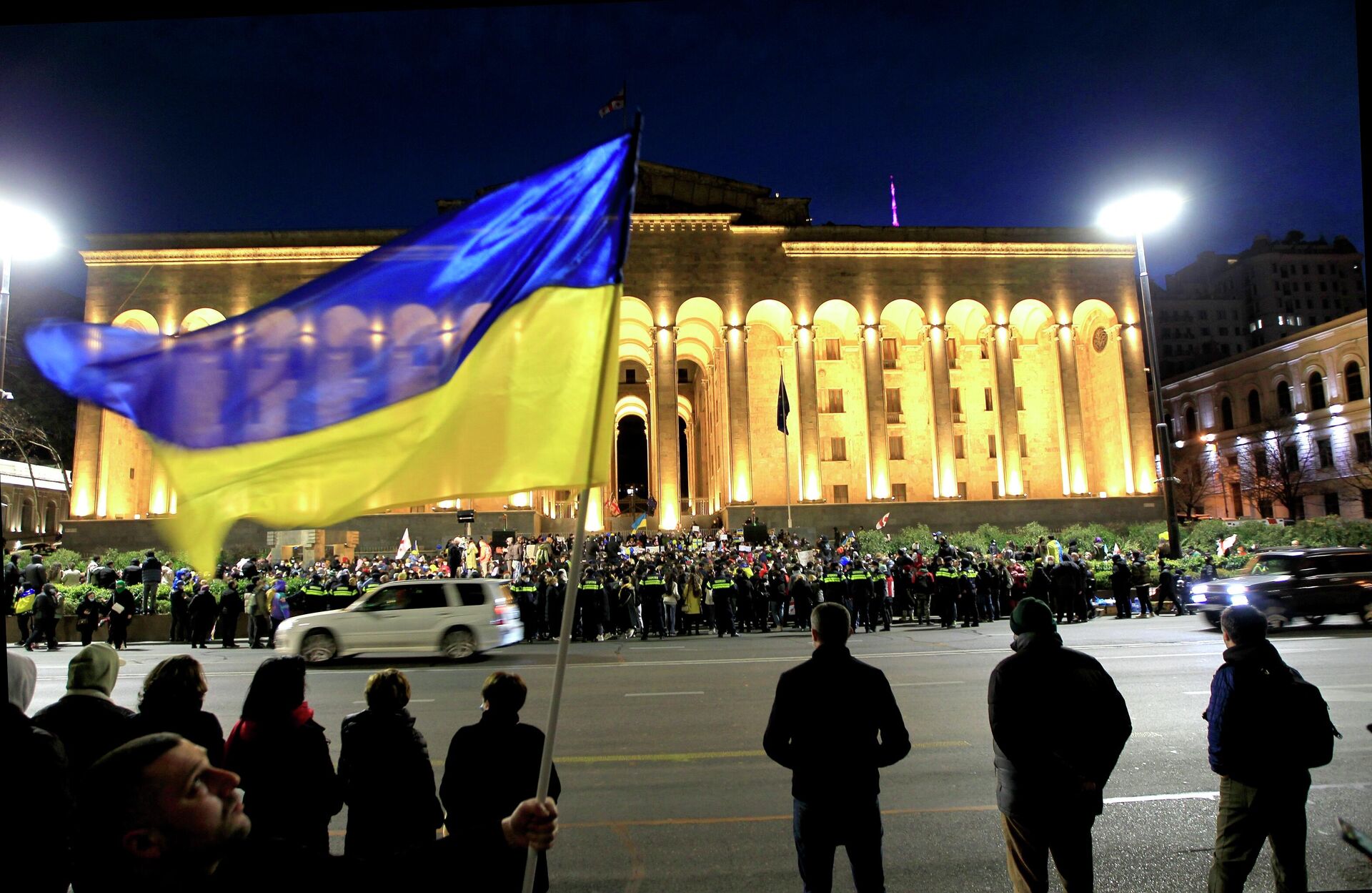 Демонстранты размахивают украинским флагом перед парламентом Грузии во время акции протеста в Тбилиси - РИА Новости, 1920, 05.07.2023