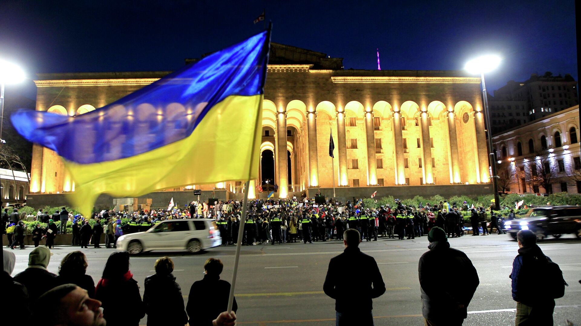 Демонстранты размахивают украинским флагом перед парламентом Грузии во время акции протеста в Тбилиси - РИА Новости, 1920, 02.03.2022