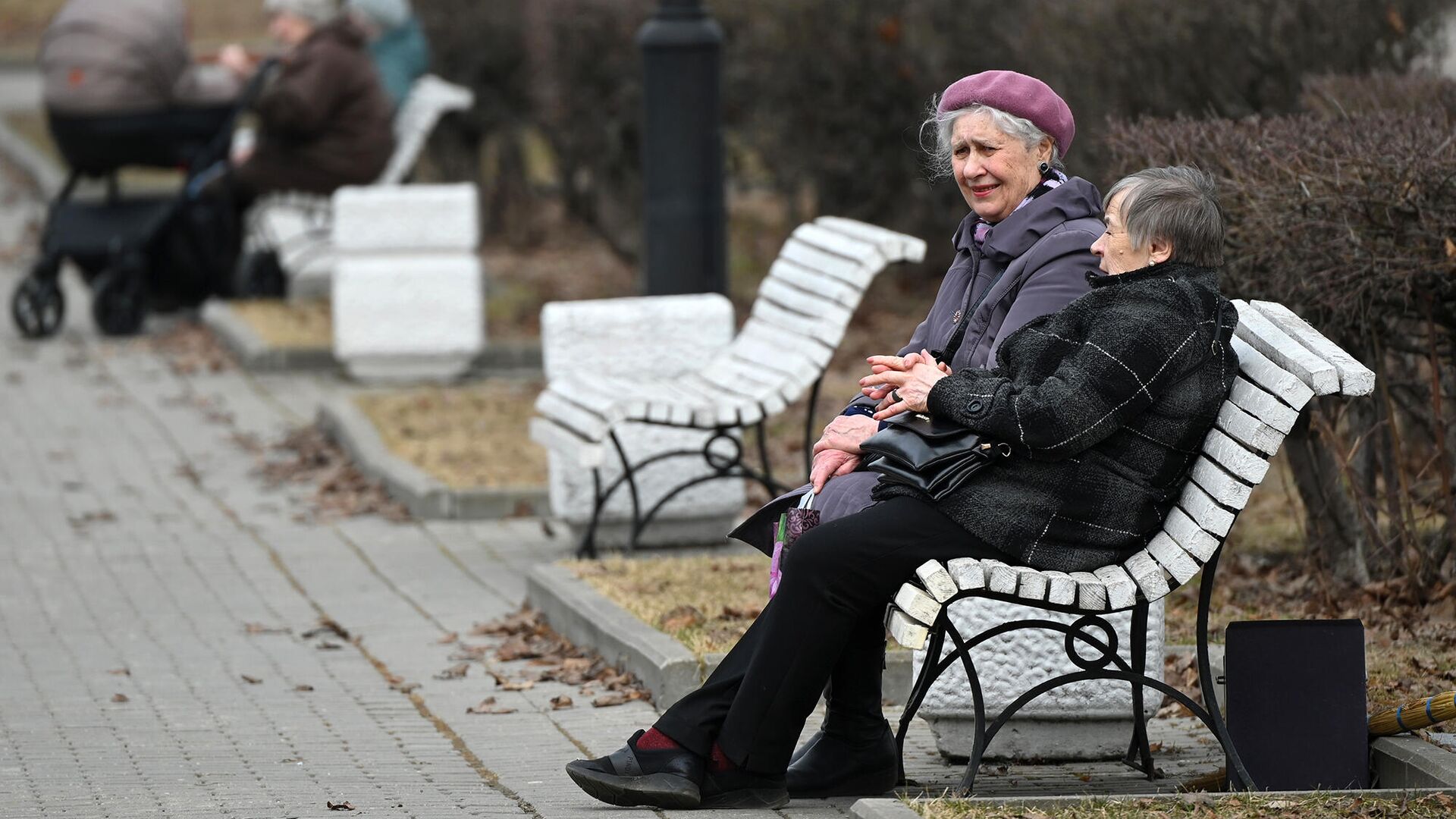 Женщины сидят на скамейке в сквере - РИА Новости, 1920, 16.03.2022
