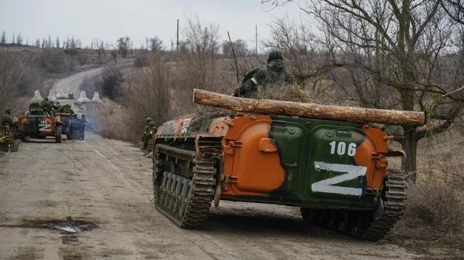 Мотострелковый взвод народной милиции ДНР на марше под Мариуполем