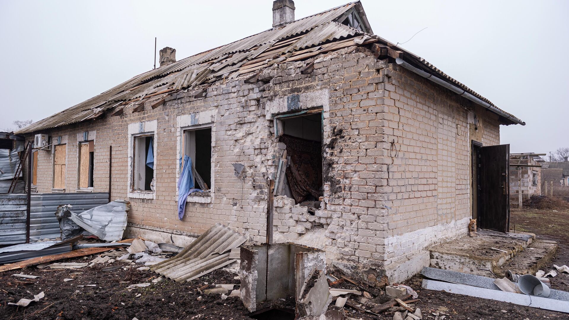 Жилой дом в ДНР, поврежденный в результате обстрела - РИА Новости, 1920, 16.04.2022