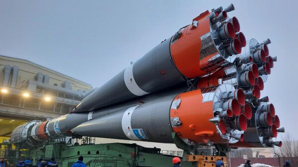 Транспортировка ракеты-носителя Союз-2.1б с разгонным блоком Фрегат и британскими спутниками связи OneWeb на стартовый комплекс космодрома Байконур