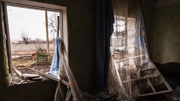 Выбитые оконные рамы жилого дома в селе Сигнальное в ДНР, поврежденного в результате обстрела