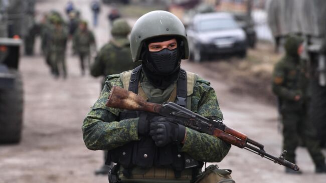 Сотрудник народной милиции ДНР в селе Николаевка рядом с городом Волноваха в Донецкой области