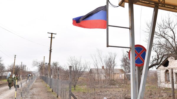 Флаг ДНР в деревне Пищевик