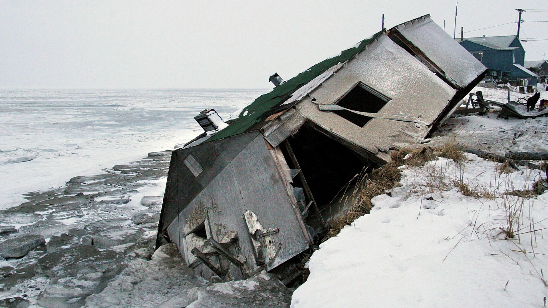 Разрушенный в результате оттаивания почвы и эрозии береговой линии дом - РИА Новости, 1920, 05.03.2022