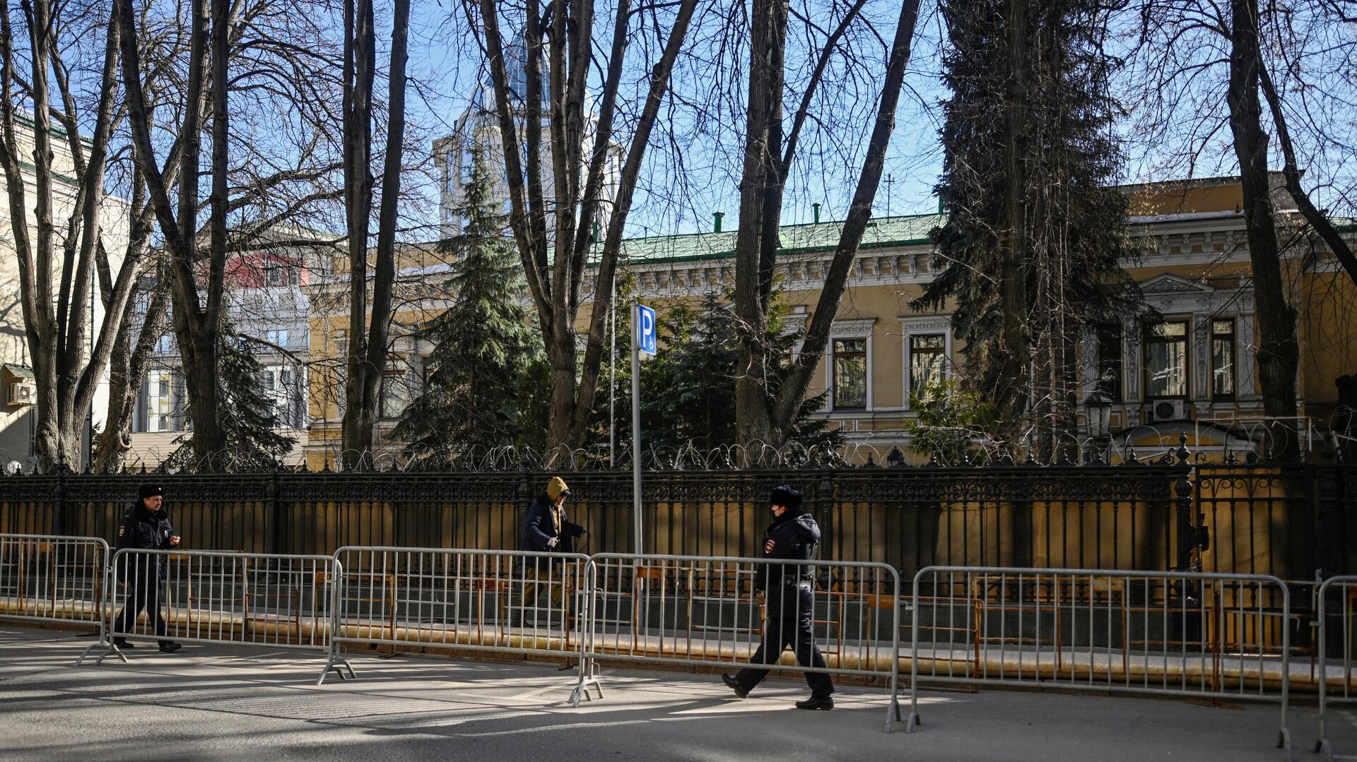 Ограждения у здания посольства Украины в Москве. 2 марта 2022 - РИА Новости, 1920, 02.03.2022