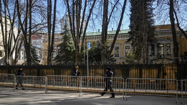 Ограждения у здания посольства Украины в Москве