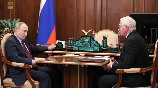Президент РФ Владимир Путин и президент Российского союза промышленников и предпринимателей Александр Шохин во время встречи