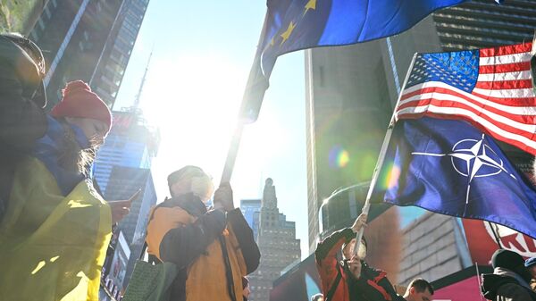 Участники митинга с флагами США, НАТО и Украины на Таймс-сквер в Нью-Йорке