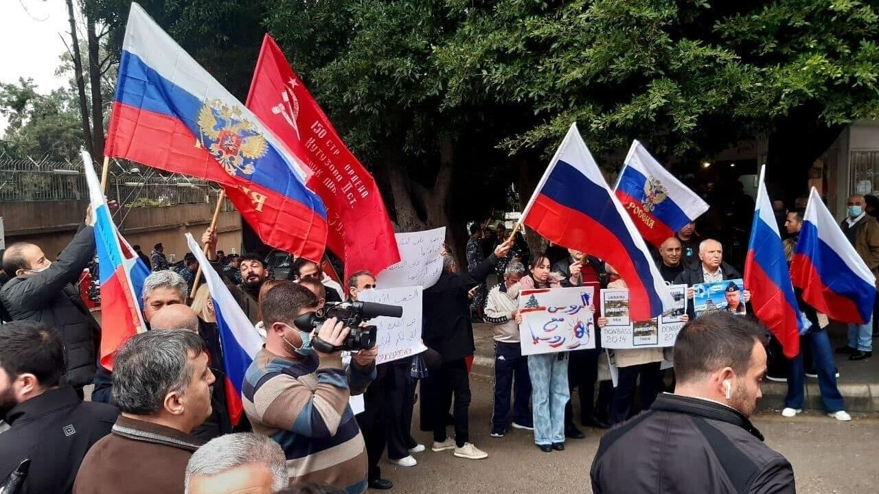 Представители Русской диаспоры и граждане Ливана во время митинга в поддержку России у посольства России в Бейруте - РИА Новости, 1920, 03.03.2022