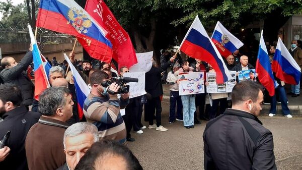 Представители Русской диаспоры и граждане Ливана во время митинга в поддержку России у посольства России в Бейруте
