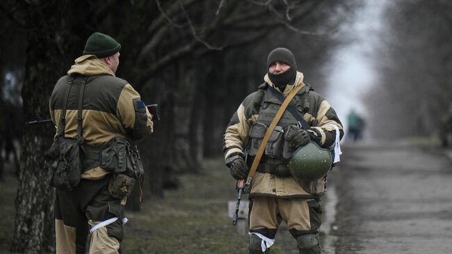 Военнослужащие-резервисты ДНР на улице Новоазовска