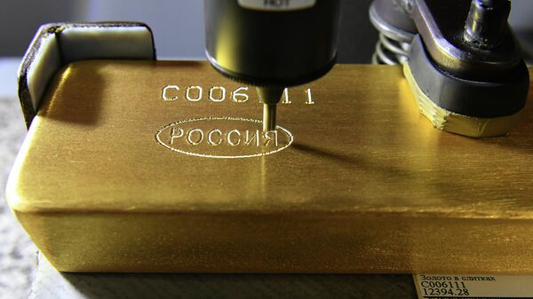Маркировка слитка золота высшей пробы 99,99 процента чистоты на Красноярском заводе