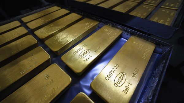 Маркированные слитки золота высшей пробы 99,99 процентов чистоты на Красноярском заводе цветных металлов 