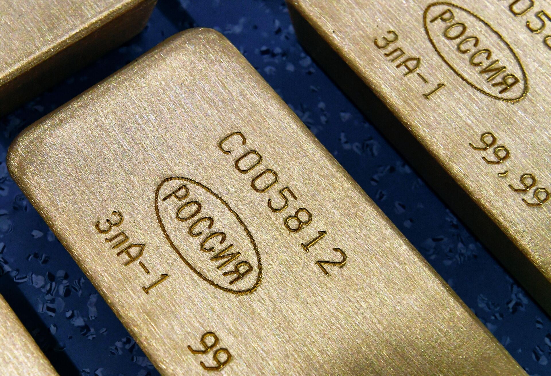 Маркированные слитки золота высшей пробы 99,99 процентов чистоты на Красноярском заводе цветных металлов Маркированные слитки золота высшей пробы 99,99 процентов чистоты на Красноярском заводе цветных металлов - РИА Новости, 1920, 29.04.2025